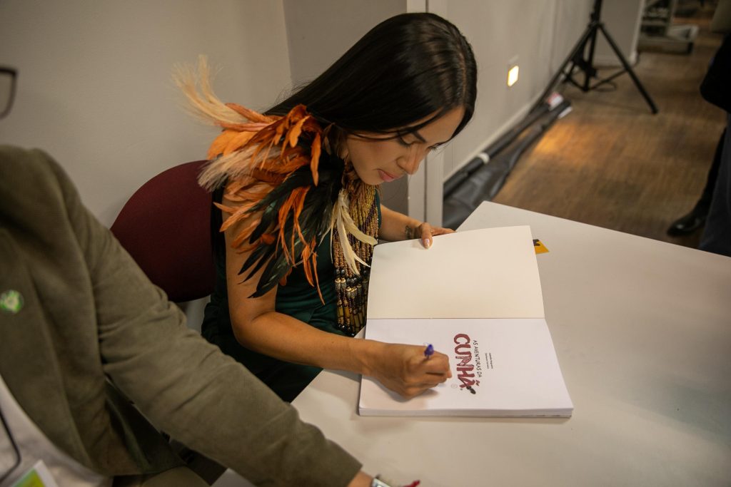 “As aventuras da Cunhã”: Editora UEA lança HQ na Bienal do Livro 2025, no Rio de Janeiro 1 WhatsApp Image 2025 06 16 at 11.14.08